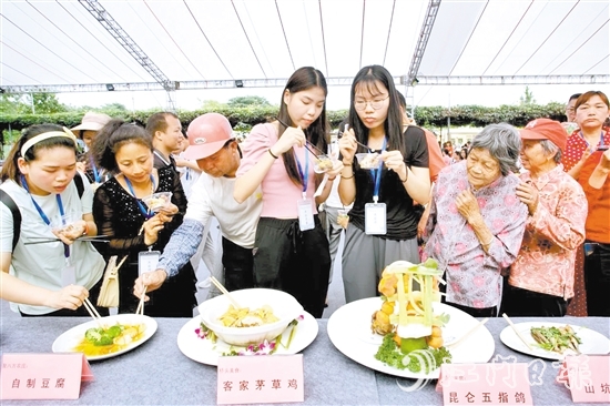 鹤城镇老县城非遗文化串串游暨“客家生态宴”美食节吸引游客参加。鹤城镇供图